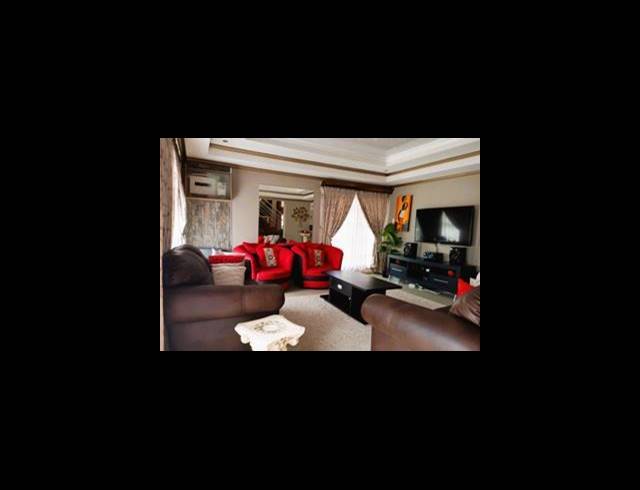 4 BEDROOM HOUSE FOR SALE IN WOODHILL ESTATE